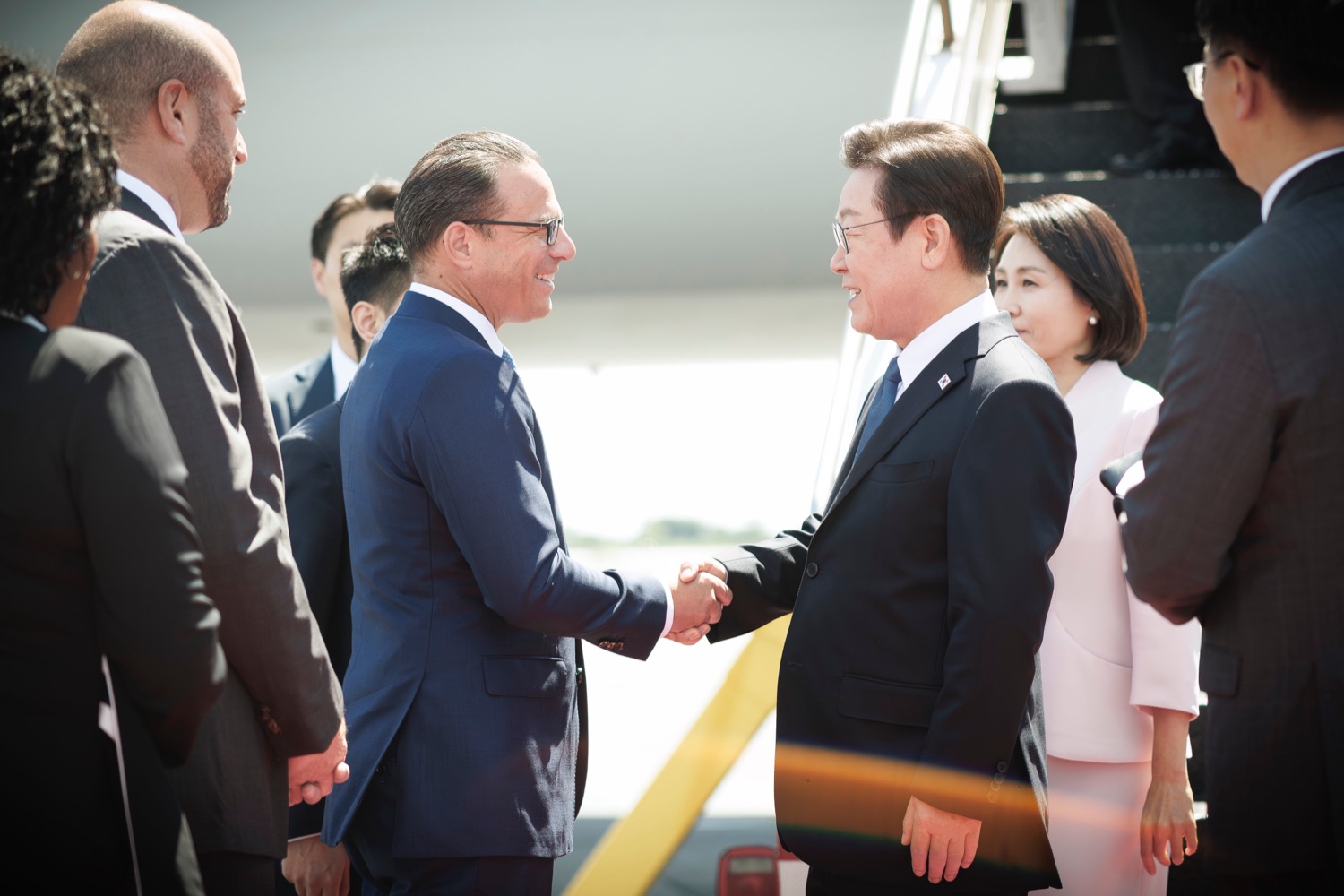 Governo Shapiro shakes hands with the President of the Republic of Korea